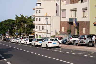 La Gomera: El Cabildo pone en marcha un estudio para analizar el servicio y consumo del taxi