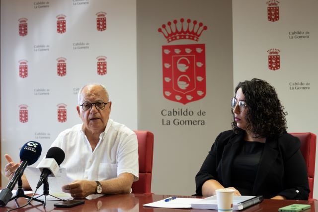 021123 El presidente del Cabildo de La Gomera Casimiro Curbelo y la consejera insular de Movilidad Cristina Ventura