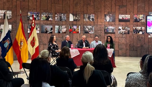 030223 Autoridades insulares y representantes de Cajasiete y Cámara de Comercio durante la presentación del programa de campañas de dinamización comercial de La Gomera para 2023