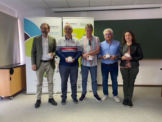 040523 El técnico del Cabildo de La Gomera Juan Ramón Herrera durante el acto de cesión de semillas de palmera canaria de la isla a la UHM