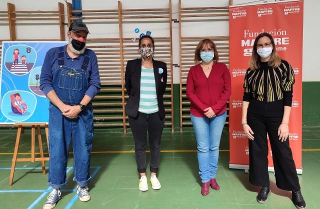 080222 La consejera insular de Educación Rosa Elena García y Laura Ojeda coordinadora de actividad MAPFRE Guanarteme junto a los actores
