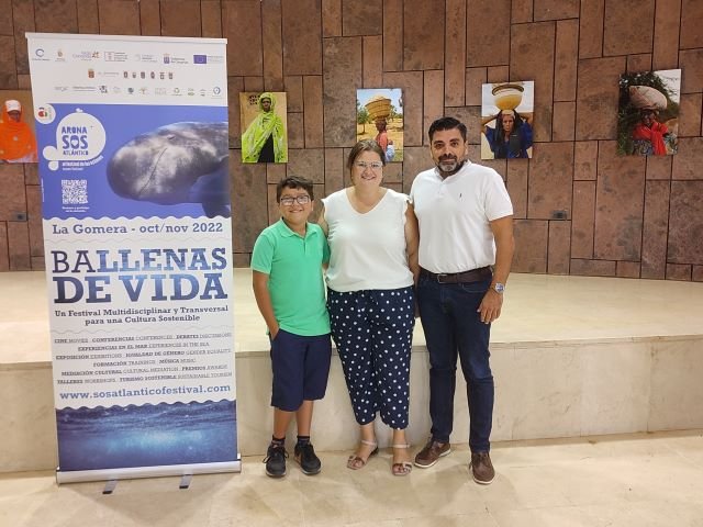 081022 Francisco Vera joven activista medioambiental Vanesa Vizcaíno teniente alcalde de San Sebastián de La Gomera y Héctor Cabrera consejero insular de Medio Ambiente