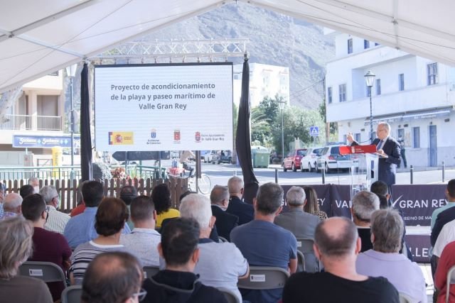 141221 El presidente del Cabildo de La Gomera Casimiro Curbelo durante su intervención en la presentación del proyecto de acondicionamiento de la playa y paseo marítimo de Valle Gran Rey