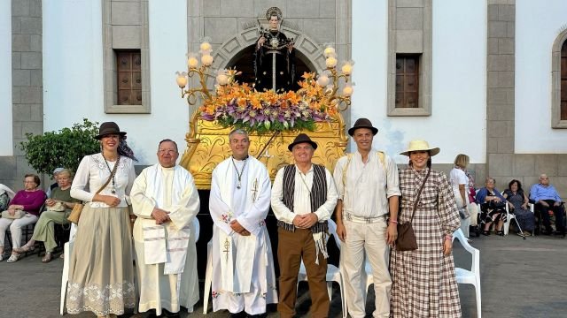 1 Foto romeriìa ofrenda La Aldea de San Nicolaìs 2025 El alcalde Pedro Suaìrez y parte del equipo de gobierno