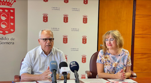 220922 Casimiro Curbelo presidente del Cabildo de La Gomera y Rosa Elena García consejera insular de Educación