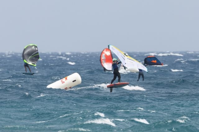230712 Nia Suardiaz durante una de las eliminatorias femenina de Wingfoil Slalom JesúsdeLeón