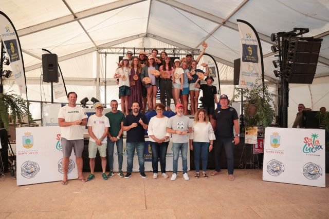 230716 Foto de familia de los premiados y autoridades del Mundial de Wingfoil JesúsdeLeón