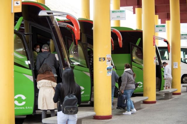 251122 Pasajeros accediendo a uno de los vehículos de la flota de GuaguaGomera