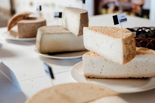 280723 Foto de recurso. Muestra de queso en el Concurso Oficial de Quesos Agrocanarias 2023