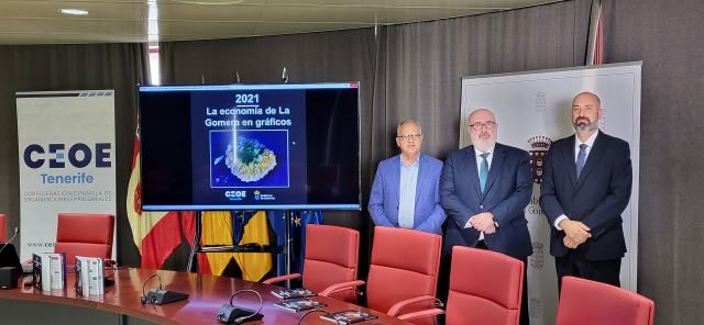 281122 El presidente del Cabildo Casimiro Curbelo junto al presidente de la patronal tinerfeña Pedro Alfonso y el presidente de la Asociación de Empresarios y Comerciantes de La Gomera Ubay D