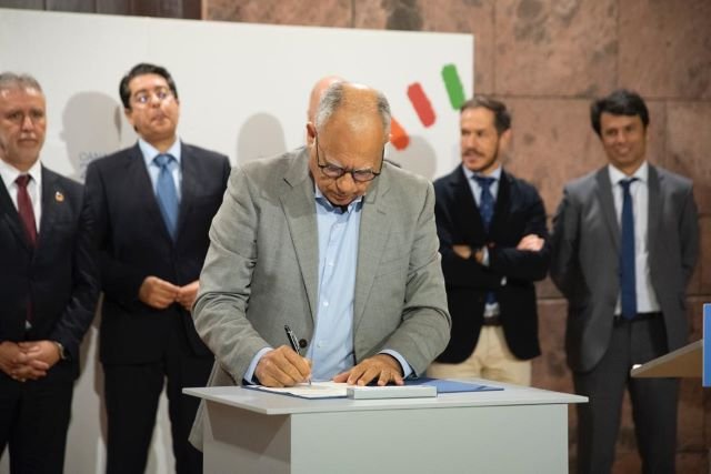291222 Casimiro Curbelo durante la firma del protocolo de colaboración