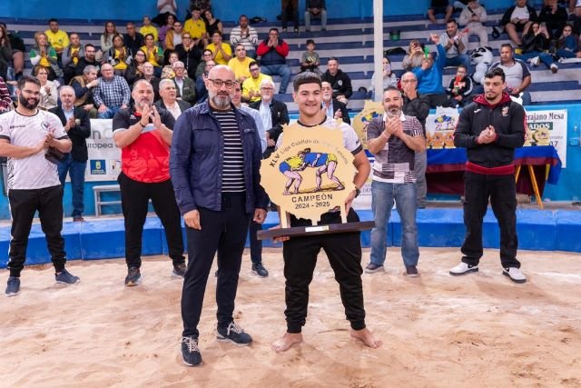 ARIDANI ROMERO JUNTO A CAPITÁN CASTRO MORALES INFANTIL