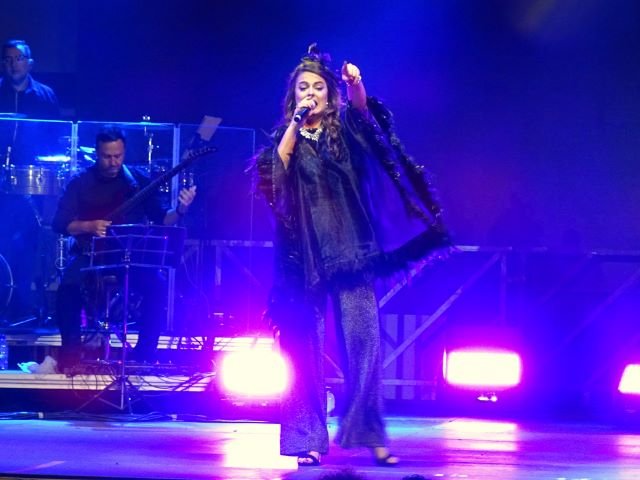 Alba Pérez en el tributo a Celia Cruz celebrado en la Plaza Grande de Guía 2
