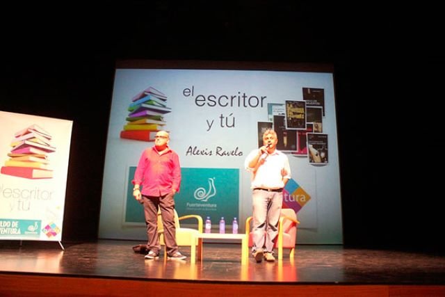 Alexis Ravelo con consejero Cultura Juan Jiménez