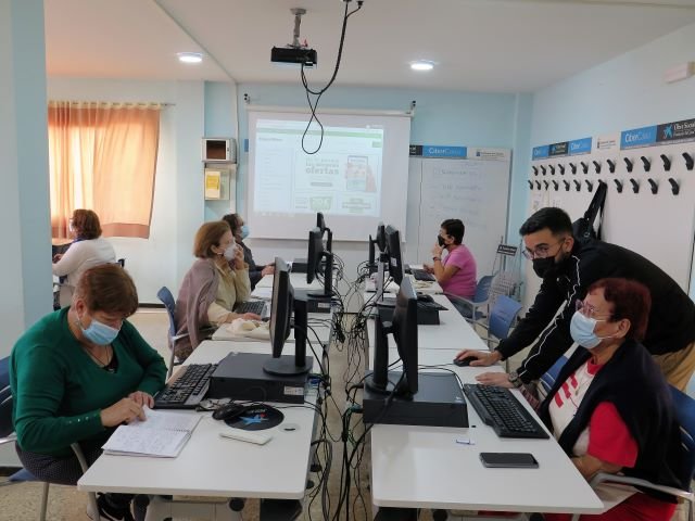 Asistentes al curso que se imparte actualmente en el Aula de Informática del Centro de Mayores