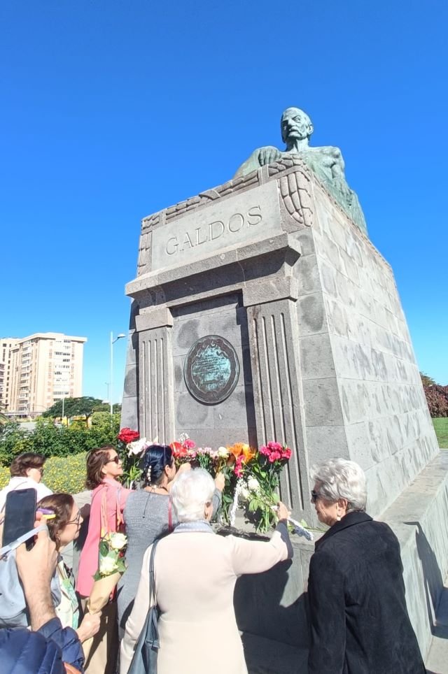 Asistentes ofrenda 104 aniversario muerte Pérez Galdós 2024 foto 3