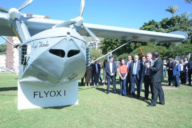 Autoridades visitando un dron