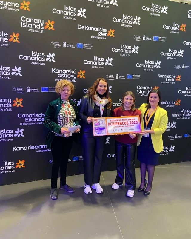 CHEQUE GANADORA SORTEO VIAJE A PTO. PARA REGATA ACHIPENCOS 2023 EN FITUR 2023 junto a consejera Turismo Gob. Can YAIZA CASTILLA