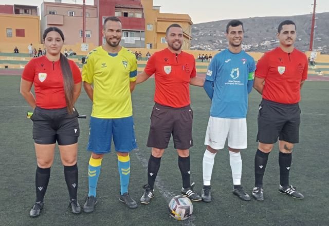 Capitanes y trió arbitral 21 4 23