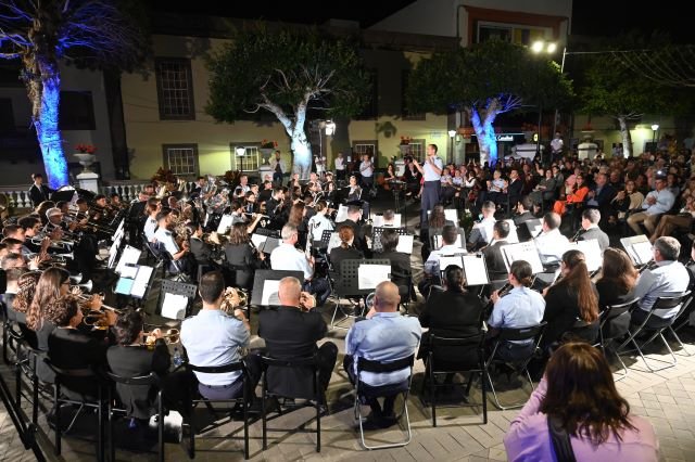 Concierto de la Unidad de Música del MACAN y la Banda de Música Ciudad de Guía celebrado el sábado por la noche en la Plaza Grande 3