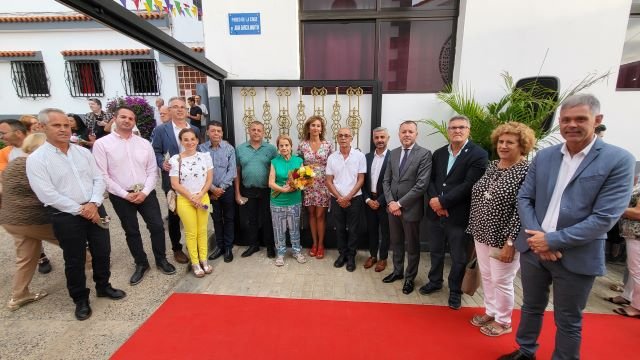 Corporación municipal con la familia de Juan García Martín y el presidente de la AAVV Amagro