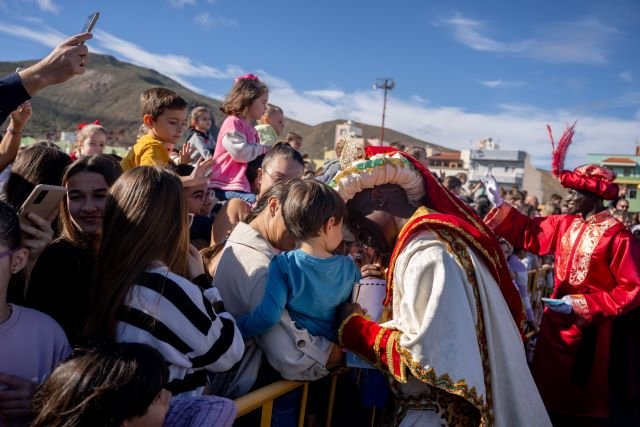 El Rey Baltasar atiende a un niño en el Estadio de Barrial