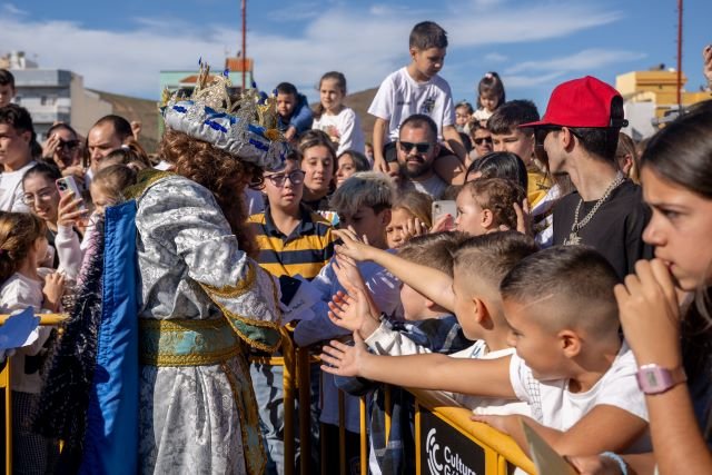 El Rey Gaspar agasajado por varios niños y niñas en el Estadio de Barrial