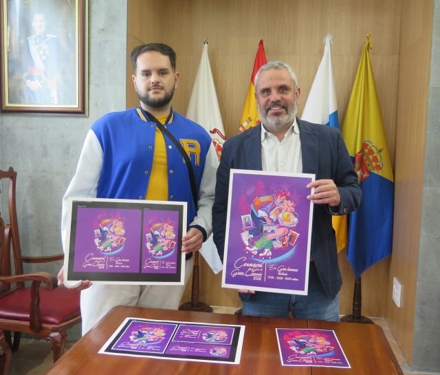 El alcalde Alfredo Gonçalves Ferreira junto a Brian Medina diseñador del cartel ganador del Carnaval de Guía 2026