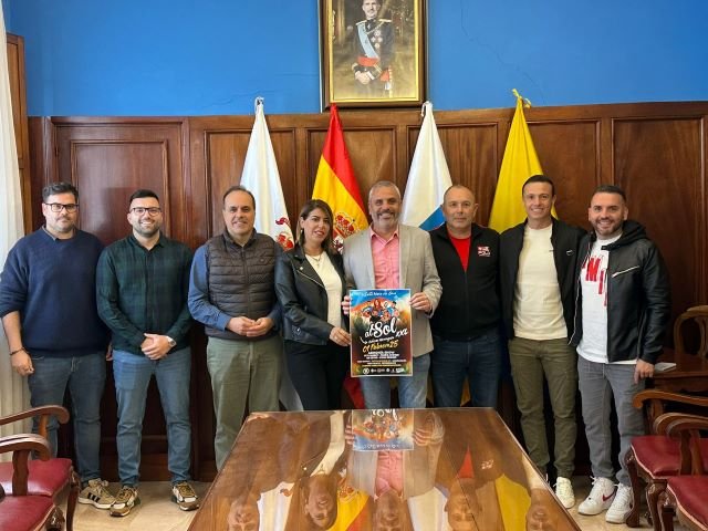 El alcalde Alfredo Gonçalves Ferreira junto a Yuridia Vega presidenta de ProGuía los concejales de Deportes Felipe Pérez y Desarrollo Local José Manuel Santana y los representates de las prod