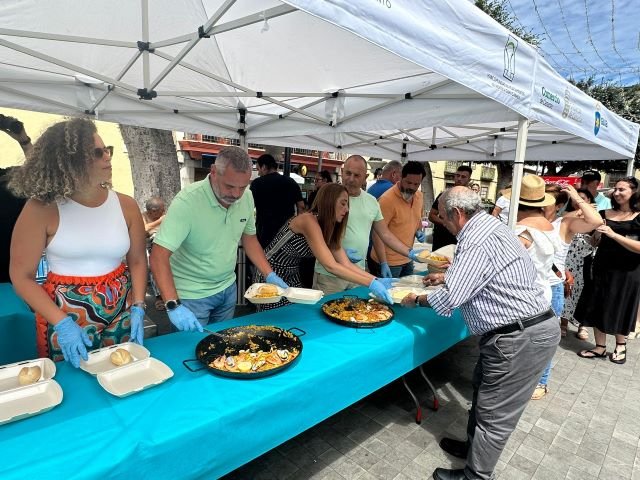 El alcalde Alfredo Gonçalves Ferreira junto a varios compañeros concejales repartiendo paella durante la Fiesta del Vecino y la Vecina celebrada este sábado 2