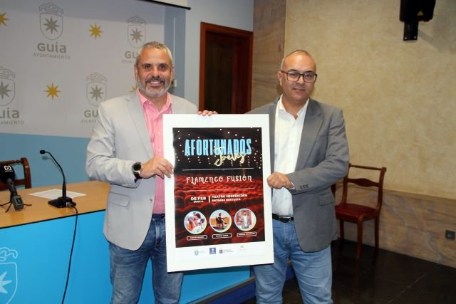 El alcalde Alfredo Gonçalves Ferreira y el concejal de Cultura Julián Melián con el cartel de Afortunados Jueves
