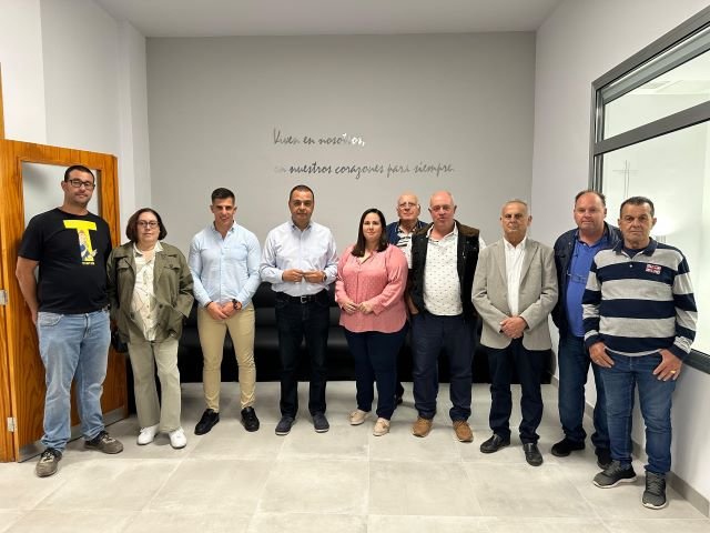 El alcalde Pedro Rodríguez acompañado de representantes vecinales y de la empresa adjudicaria de las obras de remodelación del velatorio de Casas de Aguilar