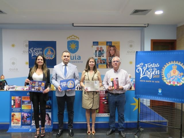El alcalde Pedro Rodríguez junto a las concejalas Ainhoa Martín y Sibisse Sosa y Mario santiago en la presentación del programa de las fiestas 2