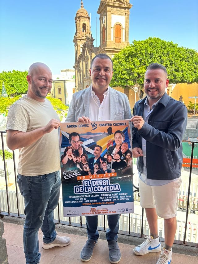 El alcalde de Guía Pedro Rodríguez junto a Jonatan Santana y Eryera Ramírezcon el cartel del evento
