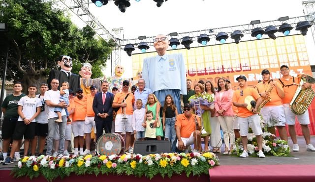 El homenajeado con el alcalde la concejala de Cultura su familia cargadores de papagüevos y la Banda Isleña