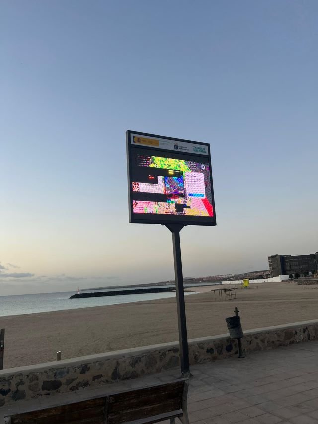FOTO 2 ACTO VANDÁLIDO PEDRADAS PANTALLA DIGITAL INFORMACIÓN TURÍSTICA AV. MARÍT
