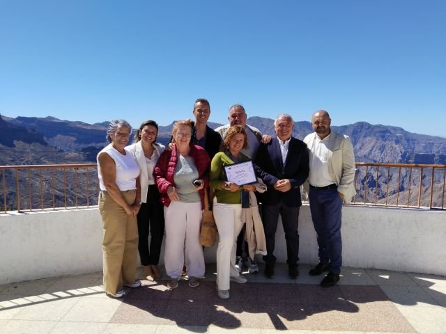 FOTO DE FAMILIA CON EL RESTAURANTE LUIS DIěA MUNDIAL DEL TURISMO EN ARTENARA