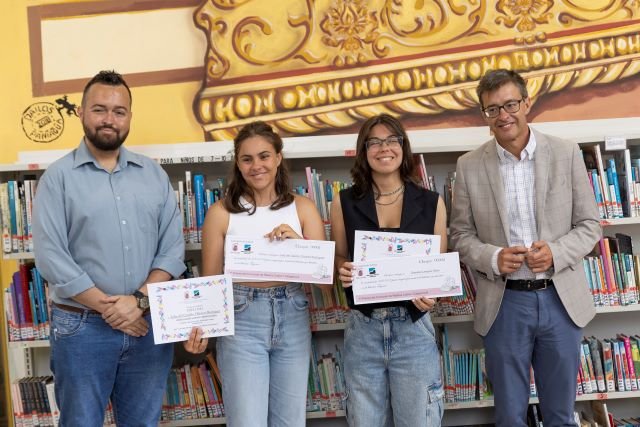 FOTO ENTREGA DIPLOMAS GANADORAS CONCURSO RELATOS CORTOS 2021 2