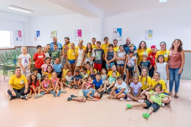 FOTO FAMILIA CLAUSURA ESCUELA DE VERANO CEIP PUERTO CABRAS GRANDES AVENTUREROS CONCEJ. PART. CIUDADANA