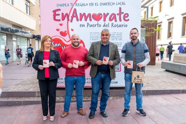 FOTO PRESENTACIÓN CAMPAÑA SAN VALENTÍN ENAMÓRATE EN PUERTO DEL ROSARIO COMERCIO Y ASOC. COMERCIANTES