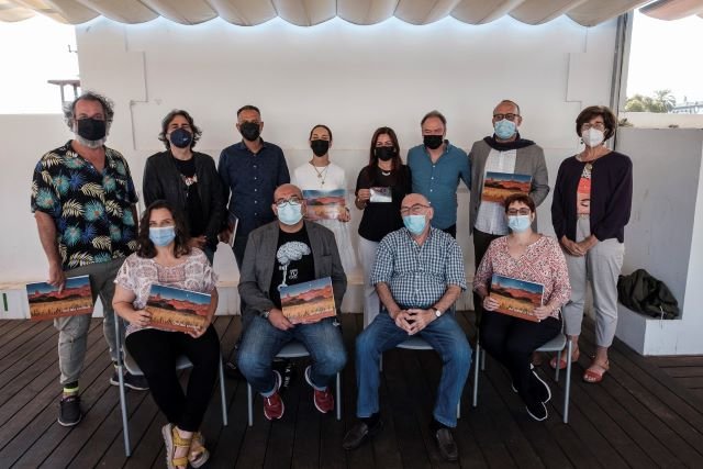 Foto de familia de los autores del libro Una isla contada con la consejera de cultura Guacimara Medina
