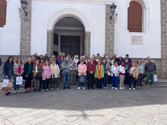 Foto de familia de los participantes en la visita a Tejeda