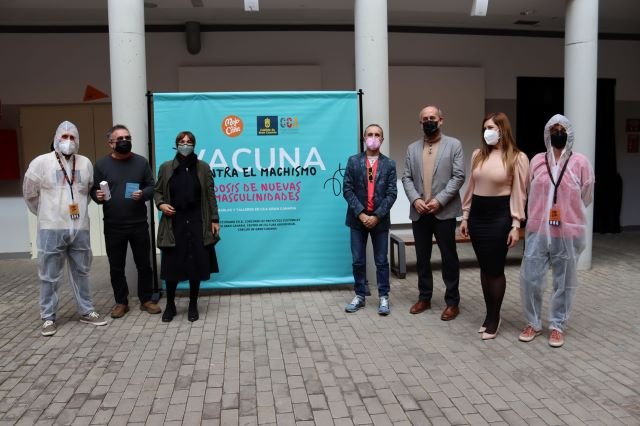 Foto de familia de los promotores de la iniciativa Vacuna contra el machismo