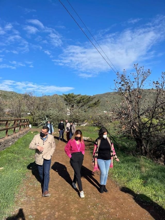 Francisco Atta Guacimara Medina centro y Lucía Melián visitaron el área recreativa de El Troncón en Valsequillo