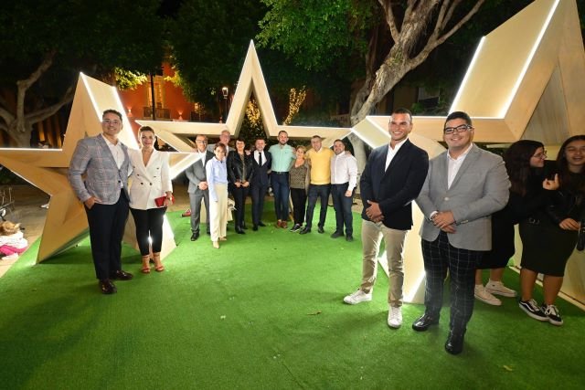 Grupo de gobierno en el photocall de la Plaza de Santiago