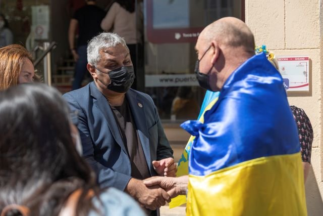 IMAGEN ALCALDE TIENDE LA MANO CIUDADANO UCRANIANO MUESTRA DE SOLIDARIDAD Y RESPALDO