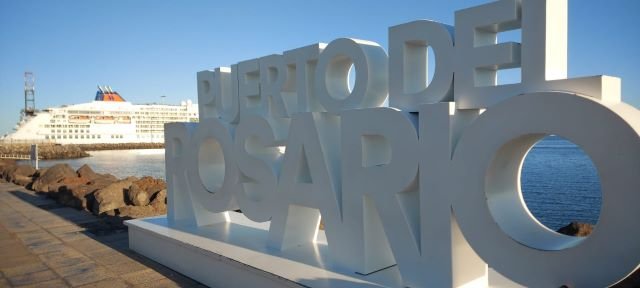 IMAGEN DE ARCHIVO LETRERO PUERTO DEL ROSARIO CON CRUCERO DETRÁS