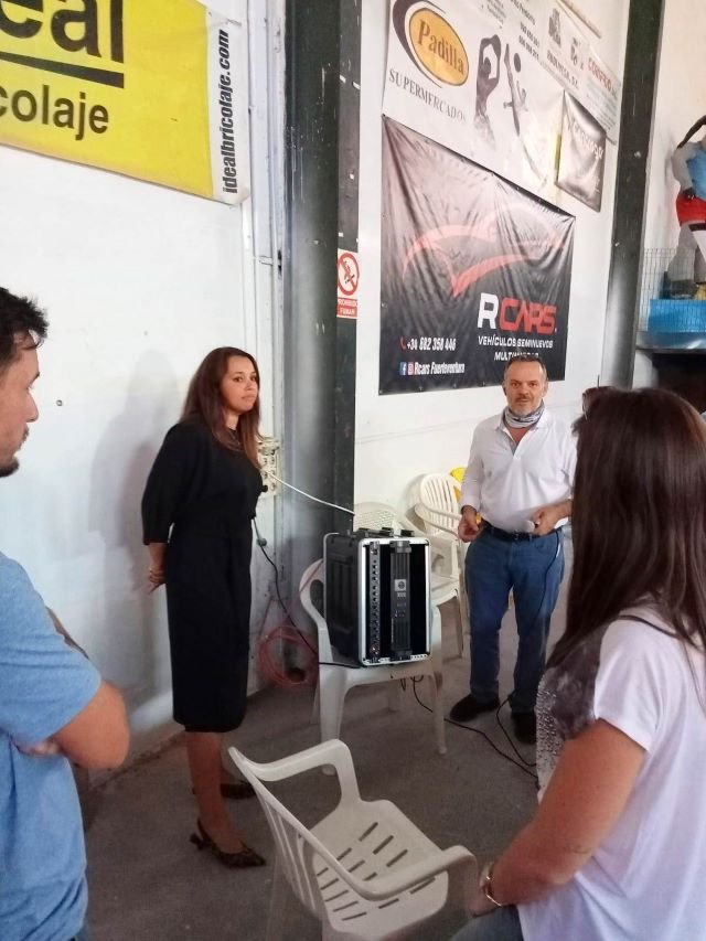 IMAGEN LA CONCEJALA COMPRUEBA EL ESTADO DEL NUEVO EQUIPO DE SONIDO TERREROS LUCHA