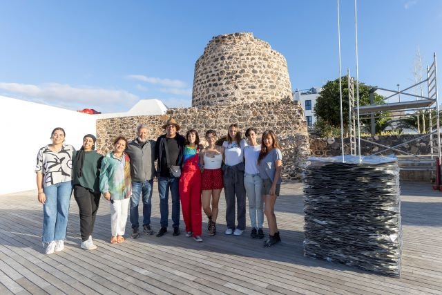 IMAGEN RECTA FINAL SIMPOSIO ARTISTAS COMISARIA ESTUDIANTES Y EMPRESA ORGANIZADORA