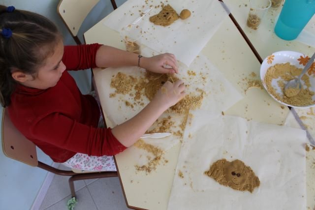 Imagen de archivo de un taller infantil celebrado en el Museo y Parque Arqueológico de Cueva Pintada